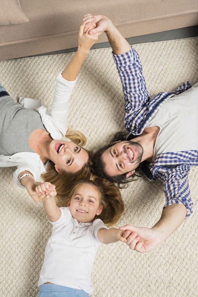 Família deitada sobre tapete bouclê